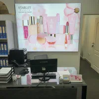 منشی خانمی جوان با روابط عمومی بالا