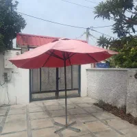 چتر بزرگ با پایه محکم