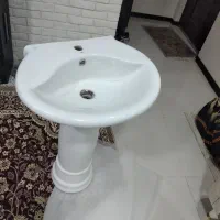 روشویی با پایه و اینه بزرگ