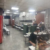 کارگر قهوه خانه وسط کار