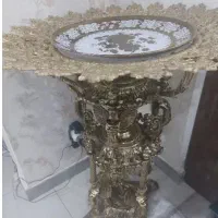 میوه خوری ایستاده کنار سالنی