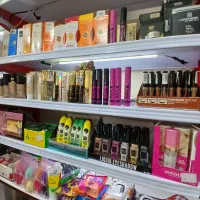 فروشنده مغازه لوازم آرایشی