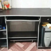 میز کامپیوتر تمیز در حد نو
