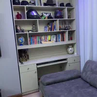 کتابخانه و میز کامپیوتر