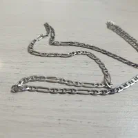 یه زنجیر نقره 925بلند اندازه 80سانت هست