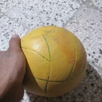 توپ  بسکتبال و سالن فوتسال