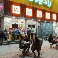تحویلدار و وسط کار فست فود