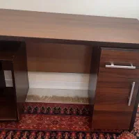 میز تحریر و کامپیوتر