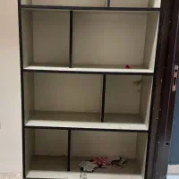 کتابخانه و میز تمیز و سالم