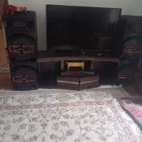 میز تلویزیون و ویترین و فرش