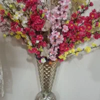 گلدان با گل مصنوعی