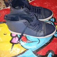 کفش .نیم ساق .|کیف، کفش، کمربند|قائن, |دیوار