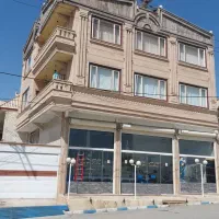 ۲طبقه مسکونی و۳دهنه تجاری
