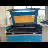 استخدام نیرو خانم کار با دستگاه لیزر برش