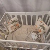 تخت کنار مادر سفید