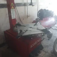 یک نفر با تجربه تعویض لاستیک