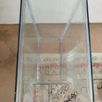 شیشه آکواریوم به همراه شن و سنگ