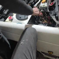 تکنسین برق ماشین روشن کردن  در محل باطری به باطری