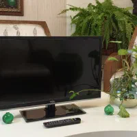 تلوزیون‌ TCL ال ای دی ۲۸ اینچ در حد آکبند