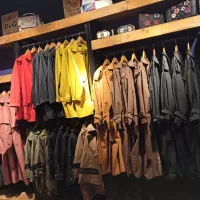 فروشنده پوشاک زنانه( آقا )