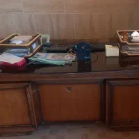 دو عدد میز اداری بزرگ با شیشه