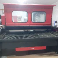 اپراتور خانم دستگاه برش لیزر غیرفلزات