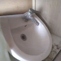 سینک ظرف شویی  و یک عدد روشویی چینی