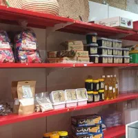 قفسه مغازه ایستاده