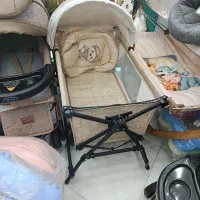 تخت و گهواره کنار مادر