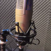 میکروفون استودیو و هدفون استدیویی