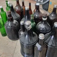 فروش تعدادی بطری شیشه ای با سایز های مختلف