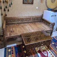 تخت سنتی، میز، پنجره آینه دار و فانوس شمع دکوری