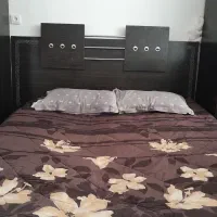 تختخواب همراه باتشک ومیزارایش ویک عددپاتختی