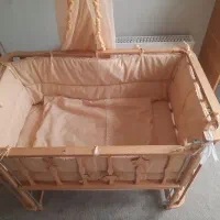 تخت کنار مادر و گهواره