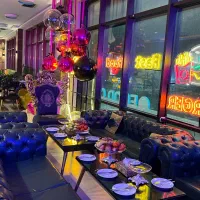 قلیون زن و گارسون