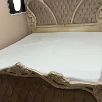تخت ۲نفره ۱۸۰در ۲متر ومیزارایش و دو عدد پاتختی