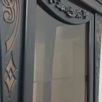 ویترین چوبی قدی منبت‌کاری شده شیک و سالم