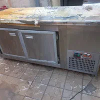 وسایل آشپزخانه شامل یخچال فریز میز صندلی دیگ اجاق