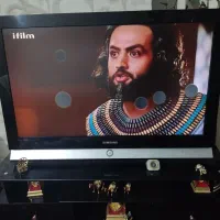 تلویزیون به همراه میز