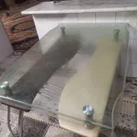 میز غذا خوری در حد نو میباشد