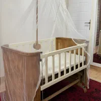 تخت کنار مادر میلان