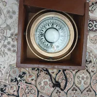 سلام یک صندلی چوبی تاشو و یک قطب نما دریایی قدیمی|کلکسیون اشیاء عتیقه|تهران, ایران|دیوار