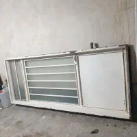 در اهنی در بالکن در انباری