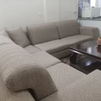 مبلمان L به همراه میز چوبی