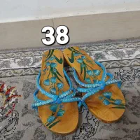 تعدادی کفش|کیف، کفش، کمربند|بومهن, |دیوار