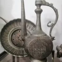 آفتابه لگن و دوربین فانوسی قدیمی