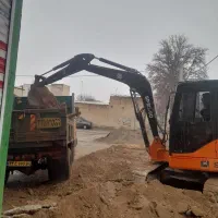 حمل نخاله توسط کارگروبابکت کندن استخر