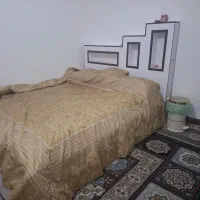 تخت خواب و تشک و میز و اینه