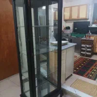 دو عدد ویترین به همراه میز و آینه