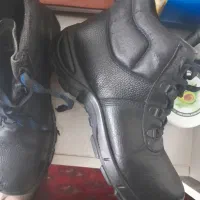 پالتوی پانچی و کفش ایمنی|لباس|شیراز, قدوسی شرقی|دیوار